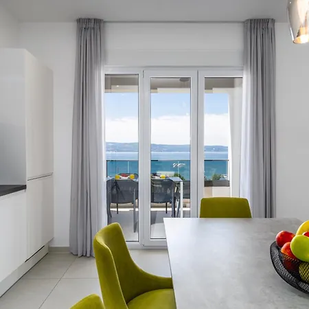 Felis Seaview By The - *