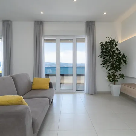 Felis Seaview By The - *
